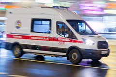 Металлический контейнер упал на головы российских стюардесс перед началом рейса