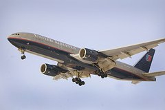 Пассажир самолета захотел открыть верхнюю багажную полку и вырвал всю панель