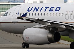 Пассажирский самолет экстренно приземлился из-за отказа двигателя