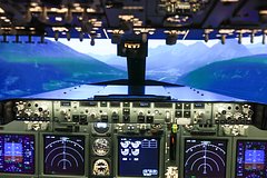 Пилот назвал возможные причины появления странных сообщений на аварийной частоте