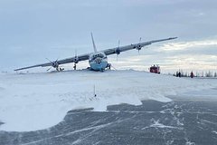 Появились подробности о выкатившемся за пределы полосы в сугроб российском самолете