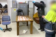 Работник российского аэропорта обокрал пассажирку и спрятал деньги в диване