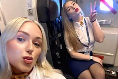 Стюардессы сделали фото в униформе на борту самолета и взбудоражили иностранцев