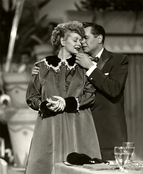 Трагические смерти, секс-скандалы и дикие вечеринки. Что творилось в самом загадочном отеле Голливуда и почему его обожали звезды?