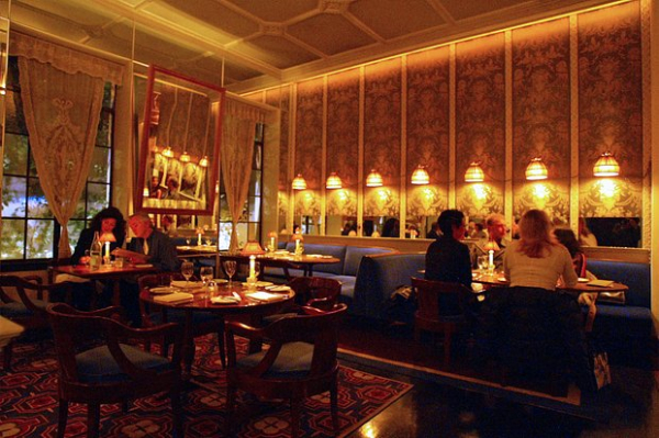 Трагические смерти, секс-скандалы и дикие вечеринки. Что творилось в самом загадочном отеле Голливуда и почему его обожали звезды?