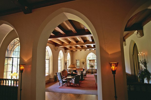 Трагические смерти, секс-скандалы и дикие вечеринки. Что творилось в самом загадочном отеле Голливуда и почему его обожали звезды?