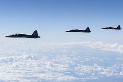 В пассажирском самолете сработал сигнал об опасном сближении со строем военных лайнеров