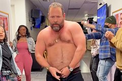 52-летний комик устроил танец без рубашки на полу в студии популярного ток-шоу