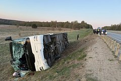 Автобус с туристами упал в кювет в российском регионе