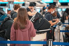 Двух молодых европеек обыскали на границе в США и не пустили в страну по одной причине