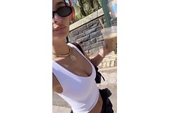 Эмили Ратаковски показала грудь в обтягивающем топе