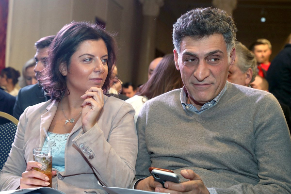 &laquo;Я ему ножки поцелую, а он пальчики сгибает&raquo;. Симоньян рассказала про состояние Кеосаяна и мыслях об отъезде на СВО