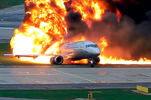 Летевший из Москвы самолет резко сменил курс из-за больного пассажира на борту