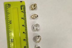 Мужчина спрятал под одеждой шесть камней на 41 миллион и попался в российском аэропорту