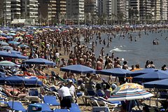 Мужчину без признаков жизни выбросило на пляж на курорте вечеринок в Европе