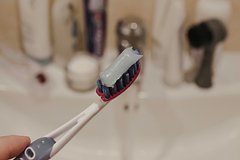 Названа отвратительная причина хранить зубные щетки в сейфах гостиничных номеров