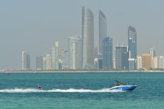 Названа причина изгнания россиян в купальниках с пляжа ОАЭ