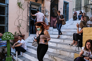 Незнакомец бросил в туристку камень и стал топтать ей голову без видимых причин