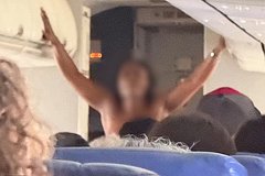 Пассажирка разделась догола в самолете и испражнилась на сиденье перед попутчиками