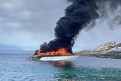 Перевозивший россиян прогулочный катер взорвался и загорелся в Таиланде