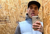 Поклонники Паши Техника нарисовали его портрет на стене Цоя. Фанаты солиста &laquo;Кино&raquo; возмутились и ответили перформансом