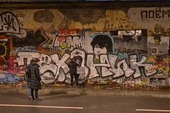 Поклонники Паши Техника нарисовали его портрет на стене Цоя. Фанаты солиста &laquo;Кино&raquo; возмутились и ответили перформансом