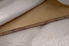 Россиянка попросила в китайском отеле матрас пожестче и обнаружила фанеру под простыней