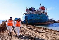 Российские туристы в ОАЭ пожаловались на едкую вонь от разлива нефти в море