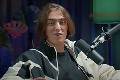 Российский комик описал полет с популярной авиакомпанией фразой &laquo;не было жопы по прилете&raquo;