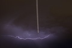 Самолет с пассажирами на борту получил удар молнии при посадке в российском городе