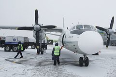 Самолет с россиянами на борту застрял в снегу во время вылета