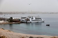 Сотни российских туристов экстренно переселили из отеля в Египте. Что там произошло?