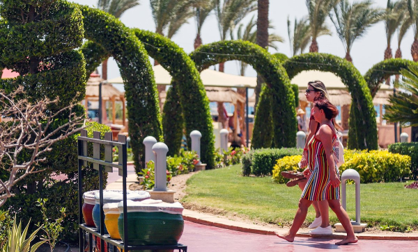 Сотни российских туристов экстренно переселили из отеля в Египте. Что там произошло?