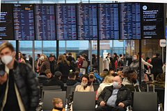 Сотрудник российской авиакомпании брал у пассажиров по 600 рублей за бесплатные услуги