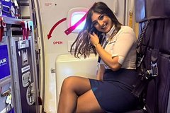 Стюардесса сделала фото в мини на борту самолета и взбудоражила иностранцев