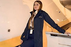 Стюардесса в мини сделала фото у самолета и взбудоражила иностранцев