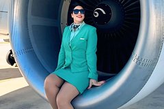 Стюардесса в униформе сделала фото в необычном месте и взбудоражила иностранцев