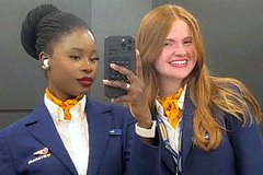 Стюардессы сделали фото в униформе и взбудоражили иностранцев