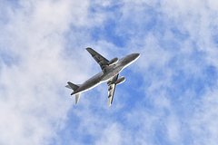 Superjet 100 с неисправным шасси приготовился к аварийной посадке в Москве