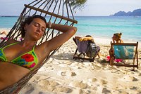 Туристка попала в аварию в Таиланде и осталась с лицом из металла после операций