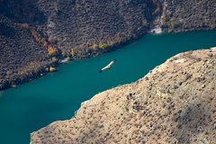 Туристка упала в воду во время экскурсии на лодке в Дагестане и не выжила