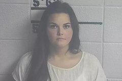 Учительница совратила несовершеннолетнего и подстрекала его расправиться с ее мужем