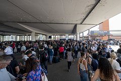 В нескольких странах Европы произошел масштабный блэкаут. Людей эвакуируют из застрявших на путях поездов, не работают аэропорты