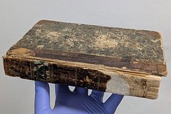 В офисе музея нашли книгу с переплетом из кожи известного убийцы