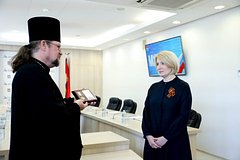 В РПЦ наградили выделившую жилье семье мигрантов чиновницу