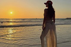 Виктория Боня в прозрачном платье прогулялась по пляжу