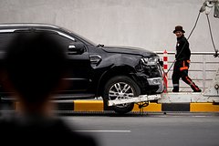 Автомобиль врезался в здание аэропорта на Филиппинах и попал на видео