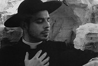 Charli XCX в прозрачной юбке появилась на Met Gala