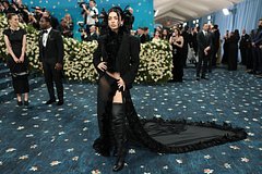 Charli XCX в прозрачной юбке появилась на Met Gala