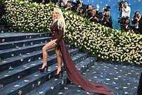 Charli XCX в прозрачной юбке появилась на Met Gala